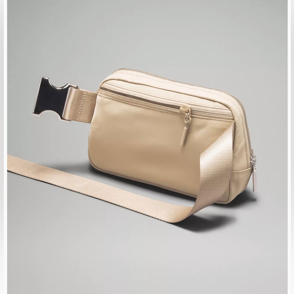 NWT Lululemon 1L Belt Bag LIMITED EDITION EXCLUSIVE in Trench/White Opal Logo - Picture 7 of 11